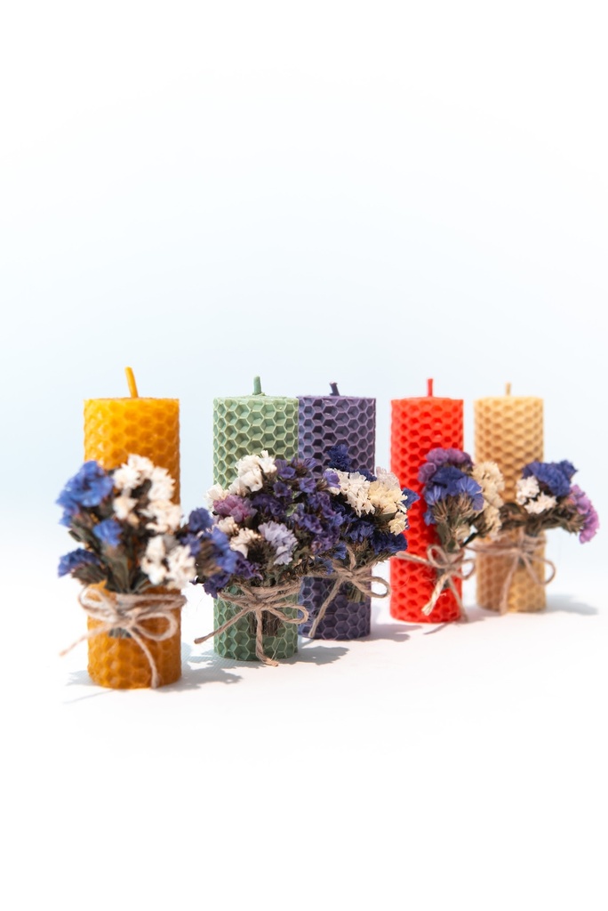 Свічка різнокольорова з вощини із сухоцвітами